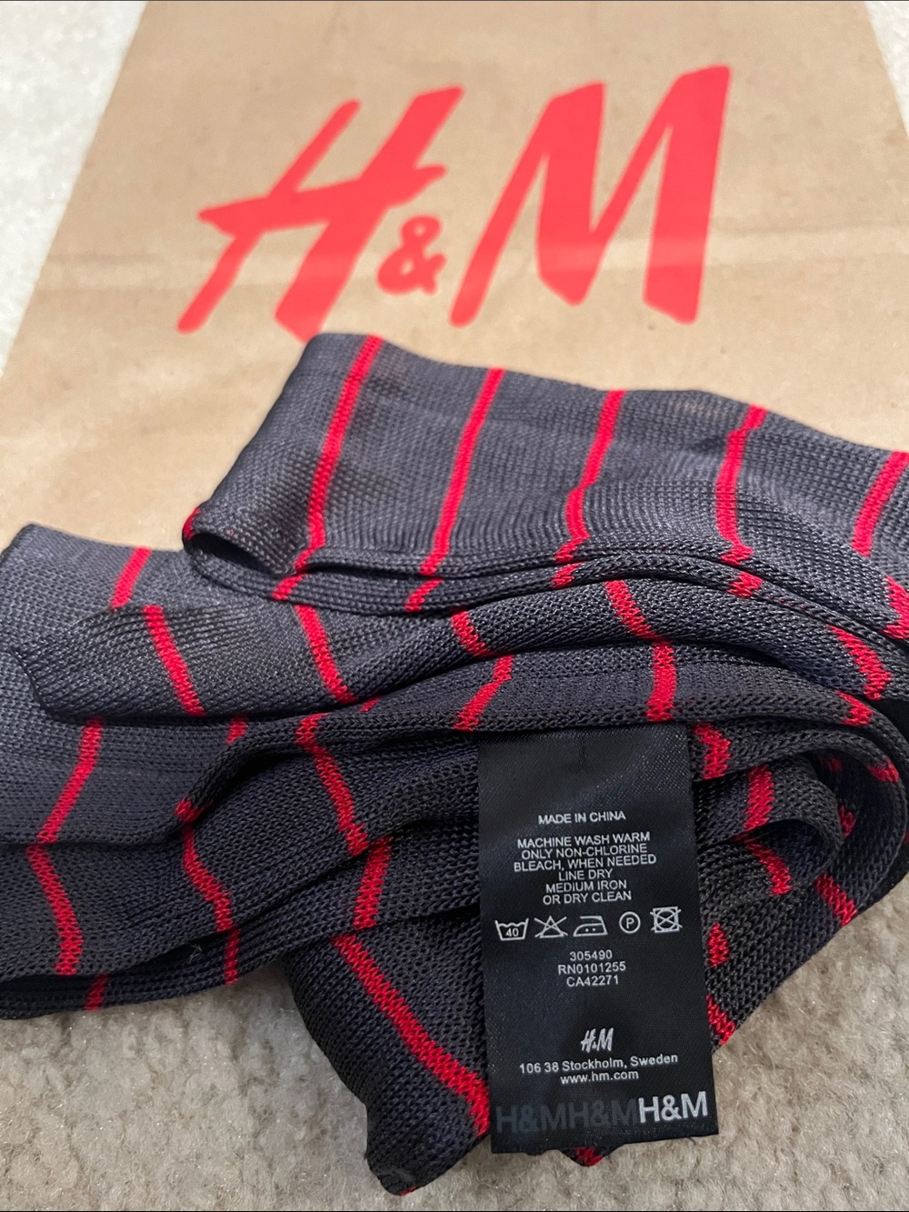 Free w/ purchase: H&M Knit Scarf Thin Skinny Long Belt Tie Strip grey & red